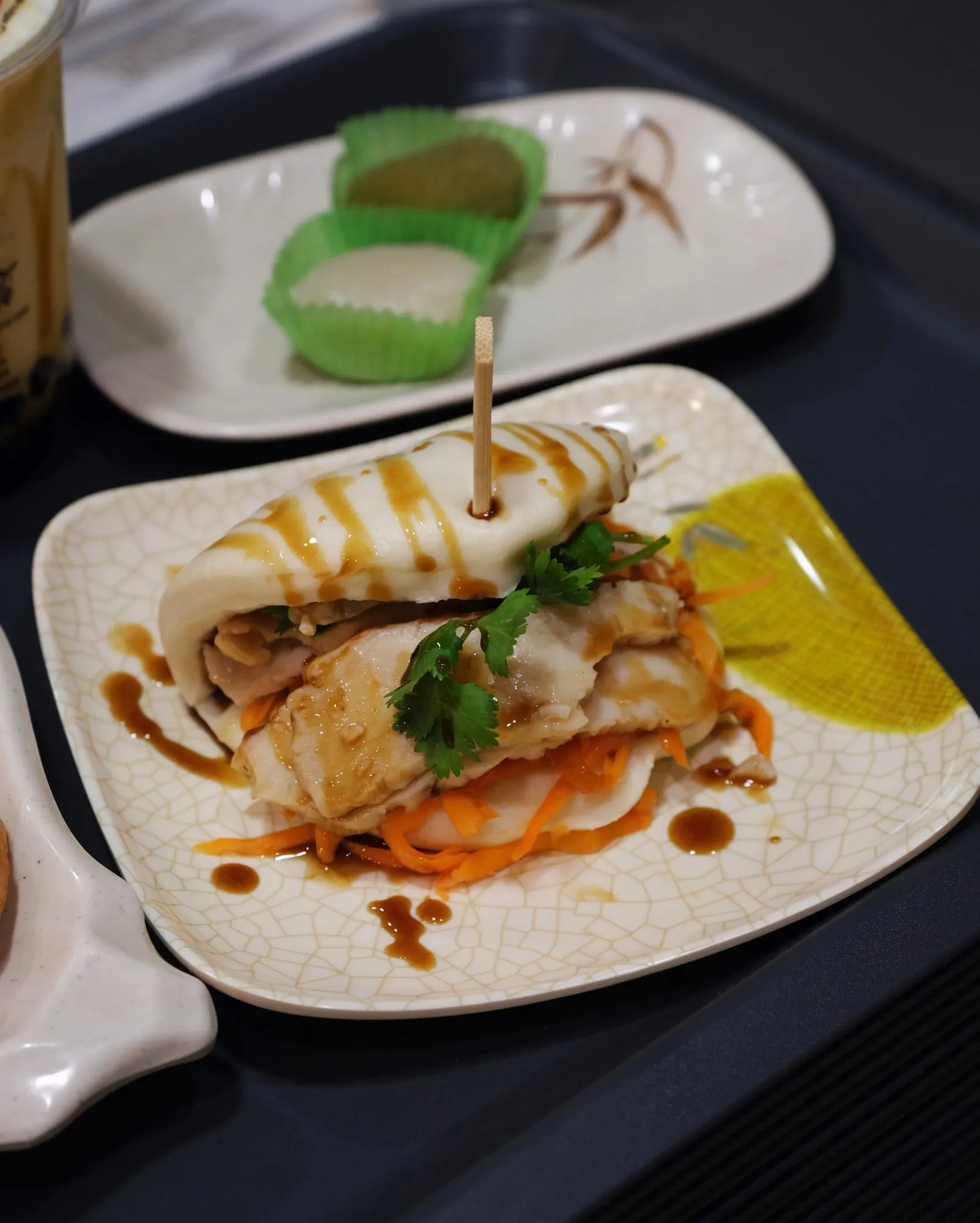 Bao au poulet servi avec des mochis