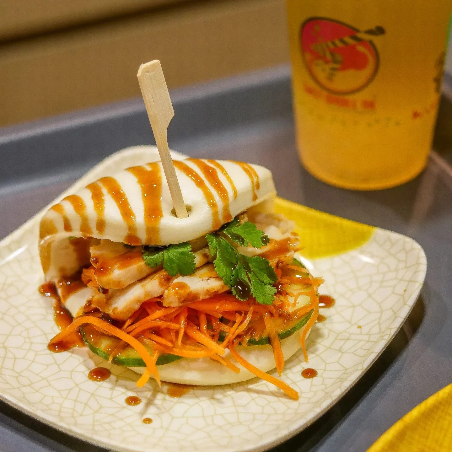 Bao au poulet grillé, carotte râpée et coriandre