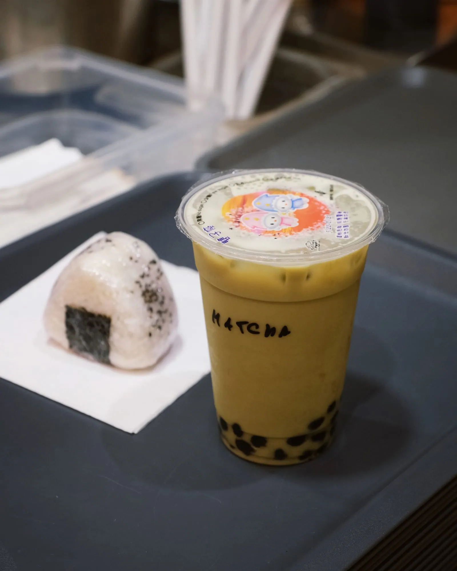 Bubble tea matcha aux perles de tapioca et onigiri