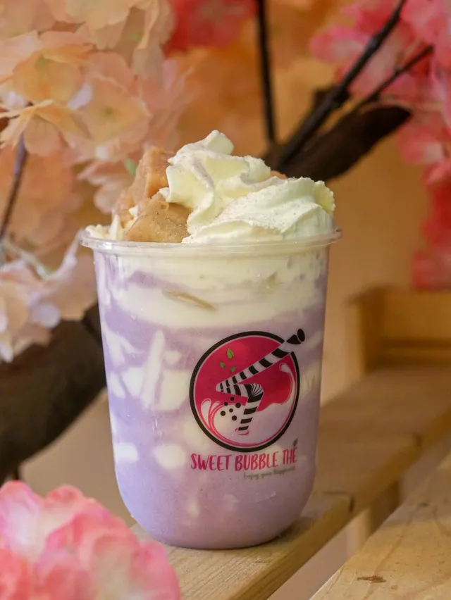 Bubble tea au taro crémeux surmonté de chantilly