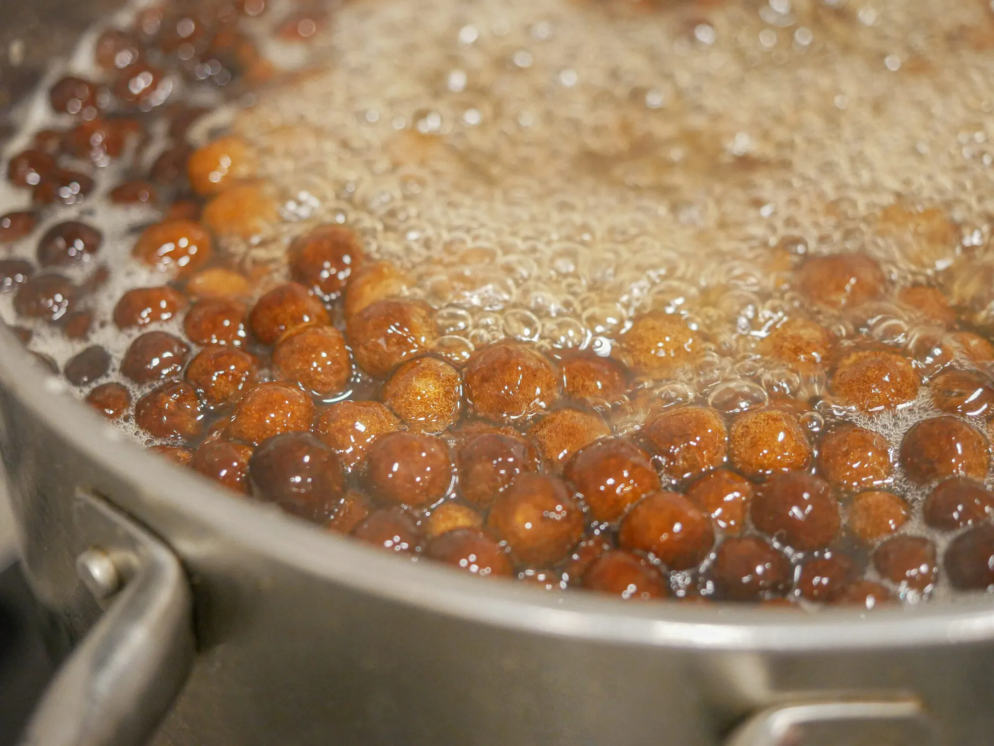Perles de tapioca en cuisson dans la casserole