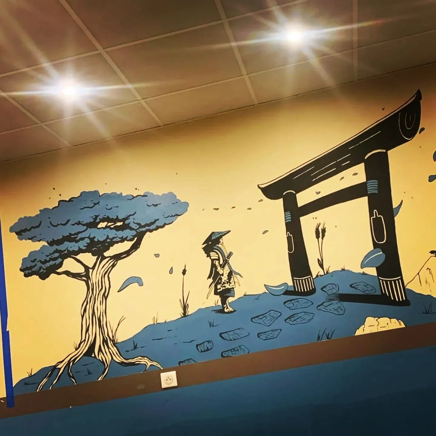 Fresque murale japonaise du salon : samouraï, torii et pin
