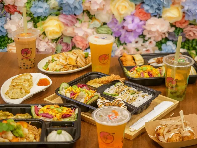 Bentôs, gyozas, takoyakis et bubble teas dressés sur une table
